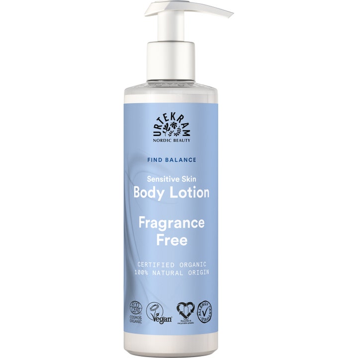 Urtekram Fragrance Free Body Lotion beroligende fuktighetskrem for sensitiv hud i hvit pumpeflaske med lyseblå etikett.