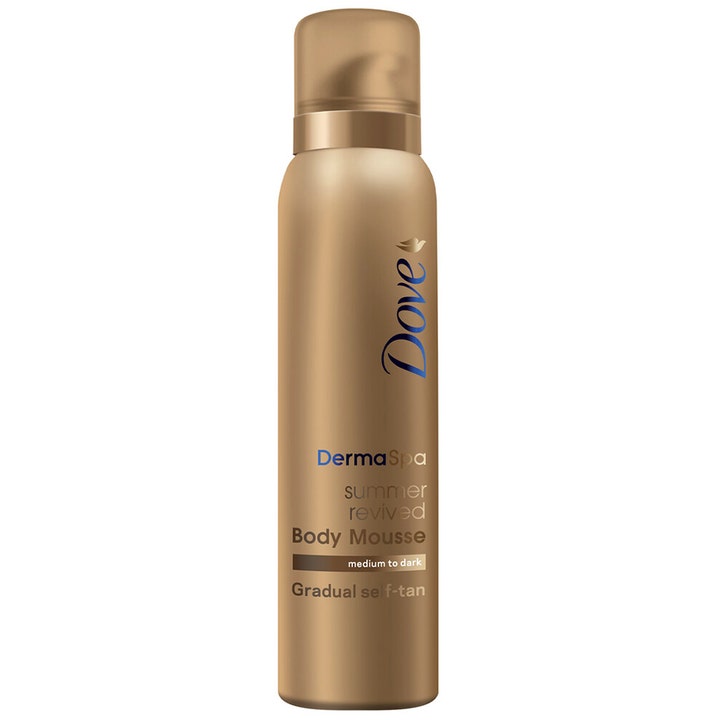 Dove DermaSpa Summer Revived Body Mousse medium til mørk gir gradvis glød i en gullfarget sprayflaske.