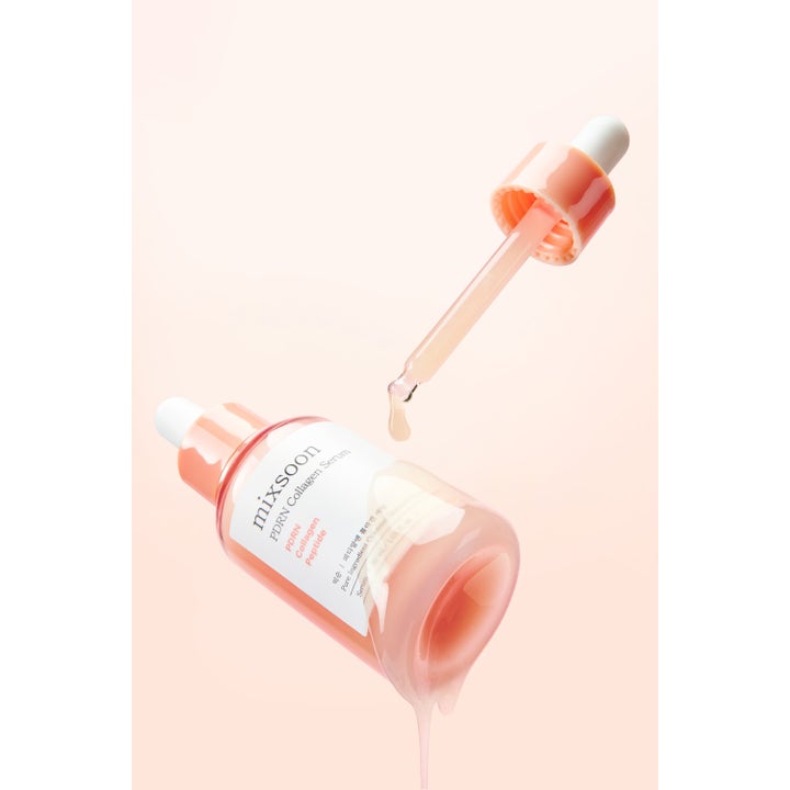 Mixsoon PDRN Collagen Serum 30 ml oppstrammende serum i rosa glassflaske med pipette som drypper tyktflytende væske.