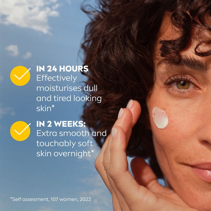 NIVEA Q10 Energy Recharging Night Cream 50 ml nattkrem på kvinnes kinn som gir fuktighet og myk hud.