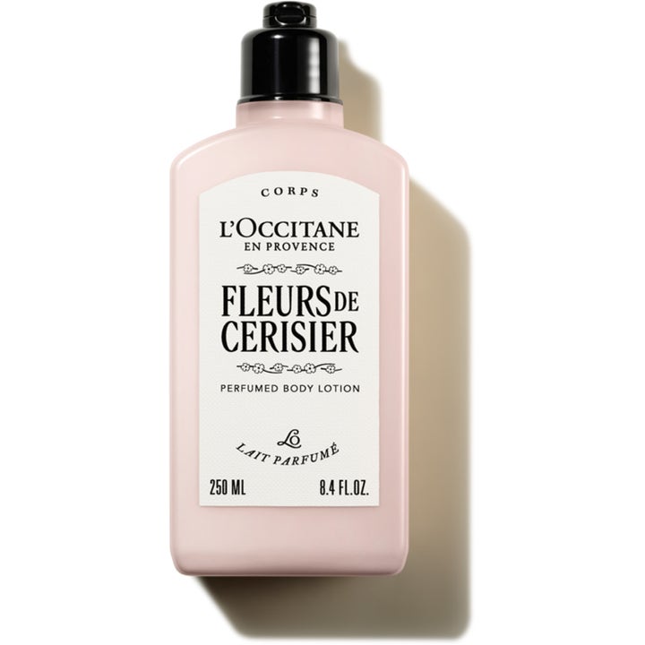 L'Occitane Fleurs de Cerisier 250 ml fuktighetsgivende body lotion i lyserosa flaske med sort pumpe