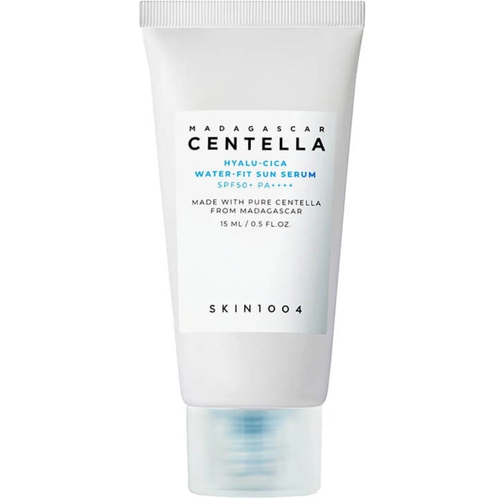 Skin1004 Madagascar Centella Hyalu-Cica Sun Serum 15 ml fuktighetsgivende solkrem i hvit tube med blå tekst
