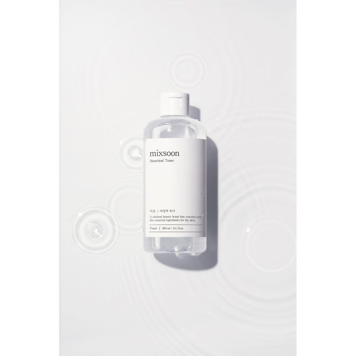 Mixsoon Heartleaf Toner 300 ml beroligende ansiktsvatten i gjennomsiktig flaske med hvit etikett og vannringer