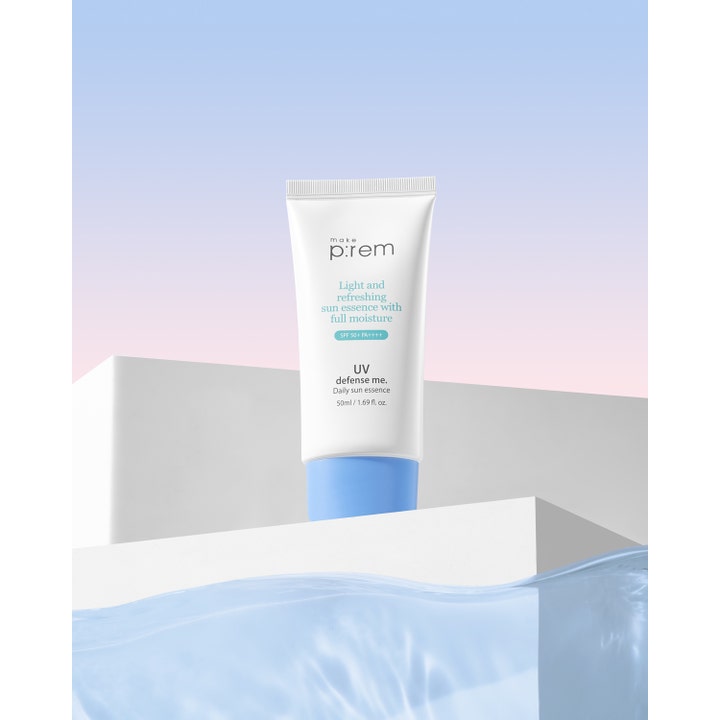 Make Prem UV Defense Me Daily Sun Essence 50 ml fuktighetsgivende solkrem ansikt SPF 50+ på hvite podier over vann.