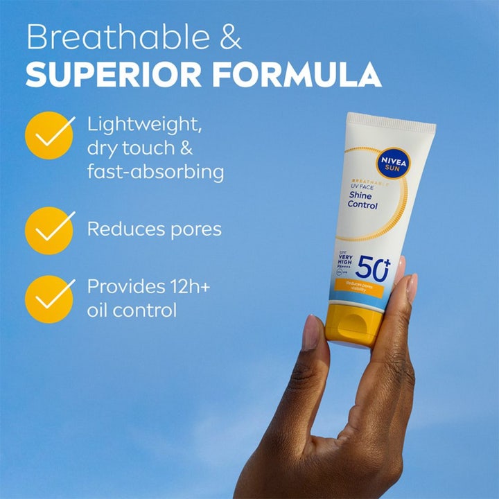 NIVEA UV Face Shine Control 50 ml solkrem i tube holdes mot en blå himmel og gir mattende effekt