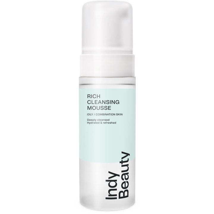 Indy Beauty Rich Cleansing Mousse dyprensende ansiktsrens som gir fukt i hvit pumpeflaske med mintgrønn etikett