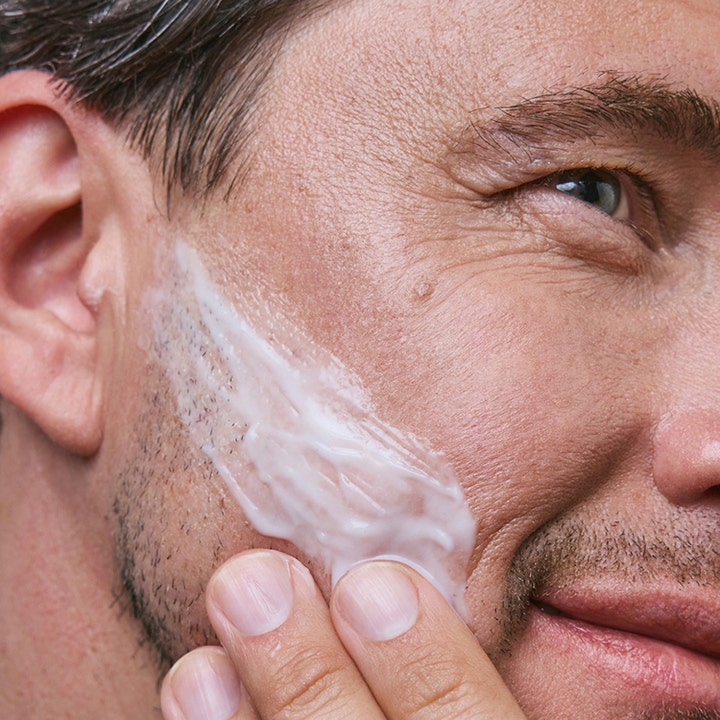 MÁDARA HIS After Shave Serum 75 ml påføres ansiktet og gir en beroligende hvit kremtekstur på huden.