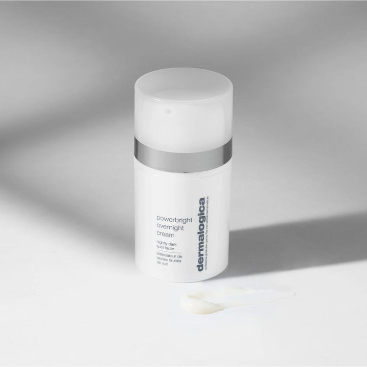 Dermalogica Powerbright Overnight Cream nattkrem med niacinamid i hvit pumpeflaske og hvit kremtekstur.