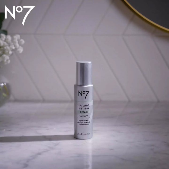 No7 Future Renew Repair Serum 25 ml reparerende ansiktsserum i sølvfarget flaske på en hvit marmorflate.