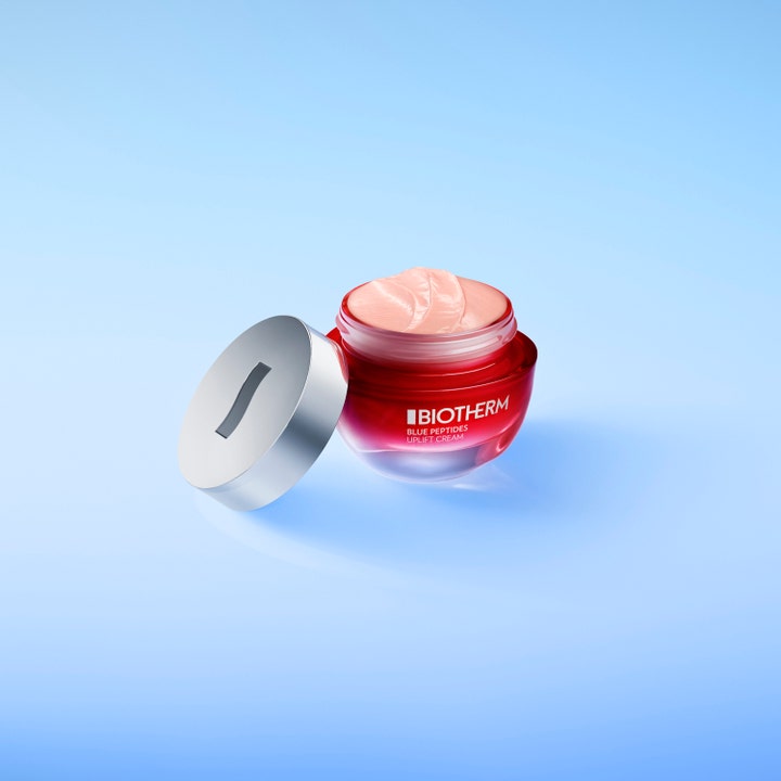 Biotherm Blue Peptides Uplift Cream 30 ml fuktighetskrem i rød krukke med lyserosa tekstur