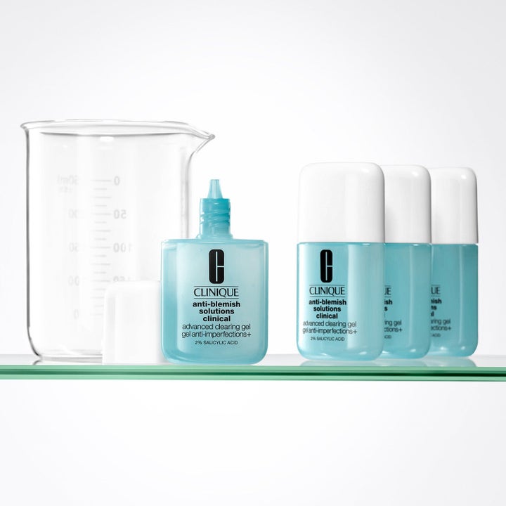 Clinique Anti-Blemish Solutions Clinical 220 ml gel mot akne i lyseblå flasker med 2 % salisylsyre på glasshylle