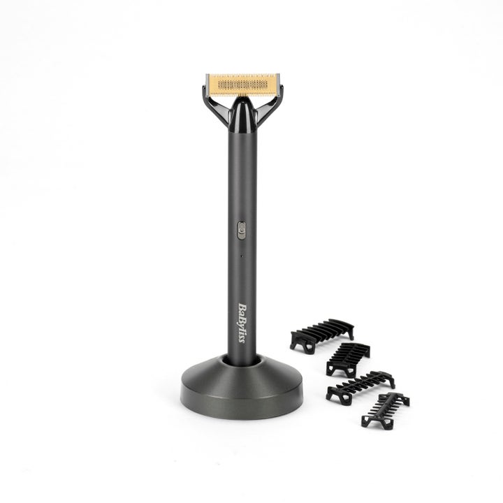 BaByliss Super-X Metal Series skjeggtrimmer med ladestasjon og fire avstandskammer i sort metall-finish.