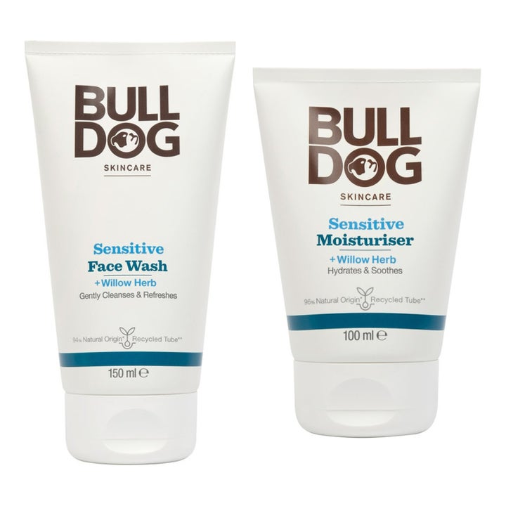 Bulldog Sensitive Duo ansiktspleie for menn med rens og fuktighetskrem i hvite tuber med brun tekst.