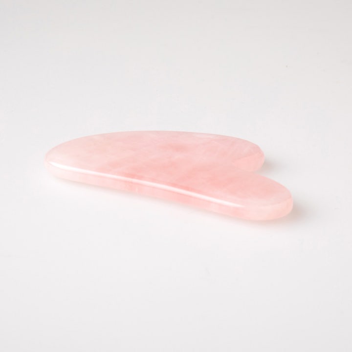 NordicFeel Gua Sha Rose Quartz 1 stk ansiktsverktøy i hjerteformet rosa naturstein som gir glød