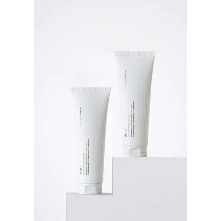 Niche Beauty Lab Transparent Lab Zi-K Cica Repairing Balm 100 ml reparerende dagkrem i hvite tuber på hvite sokler.