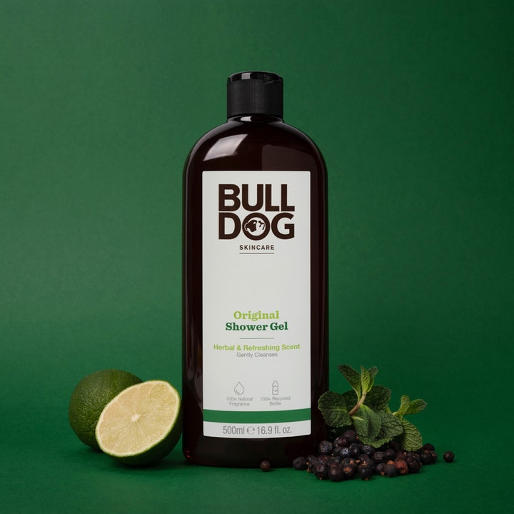 Bulldog Original Shower Gel 500 ml gir en frisk rens i mørk flaske med lime og urter på grønn bakgrunn.