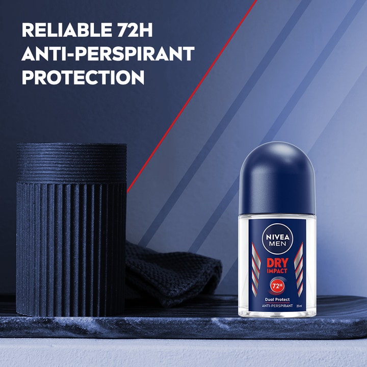 NIVEA Dry Impact Roll On Mini 25 ml herredeodorant gir 72 timers beskyttelse i glassflaske med blå kork i et moderne miljø.
