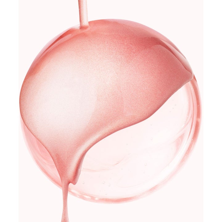 Nuxe Huile Prodigieuse Or Florale 60 ml tørrolje med skimrende rosa tekstur som renner over en glasskule
