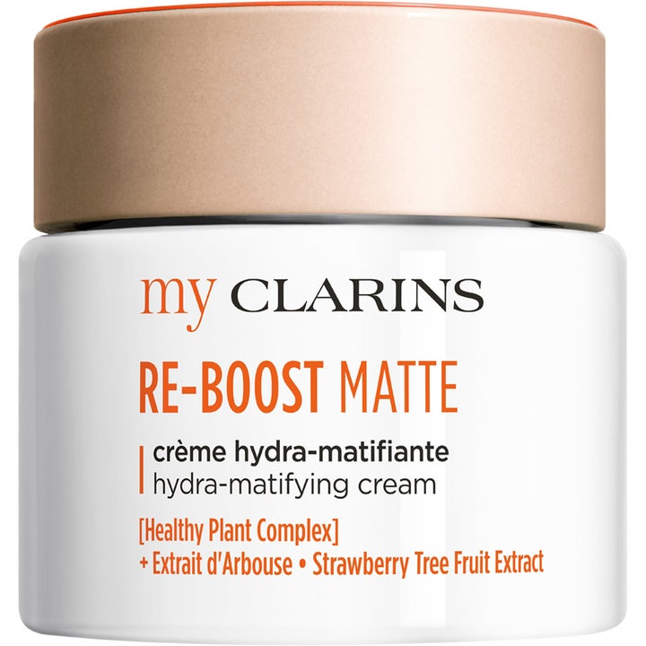 My Clarins RE-BOOST MATTE mattende ansiktskrem som gir fuktighet i hvit krukke med ferskenfarget lokk.
