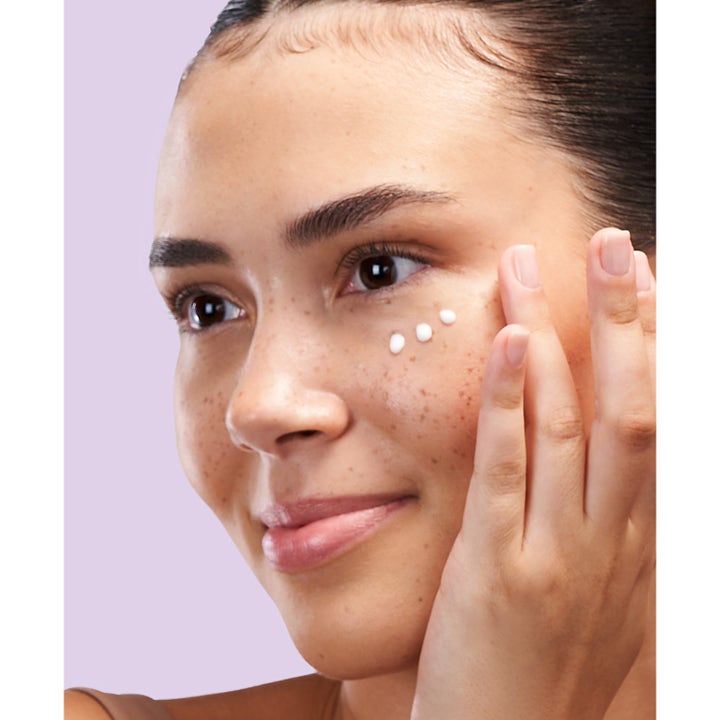 Exuviance Pro-Plump Hydrating Eye Cream 15 g påføres huden under øyet for å gi fuktighet og glød.