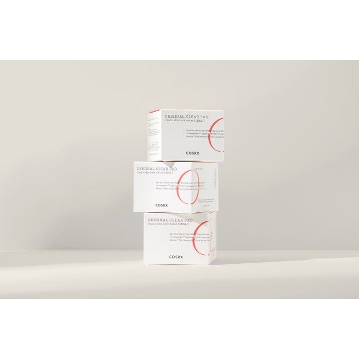 COSRX One Step Original Clear Pad 70 stk med BHA og Salix Alba Bark Water i tre hvite esker stablet vertikalt.