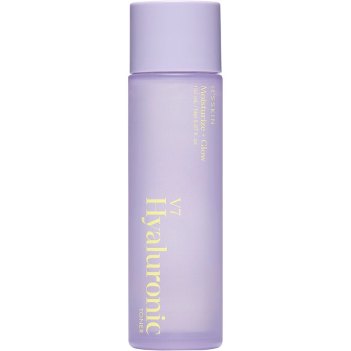 It's SKIN V7 Hyaluronic Toner 150 ml fuktighetsgivende toner som gir glød i lilla frostet flaske med gult trykk.
