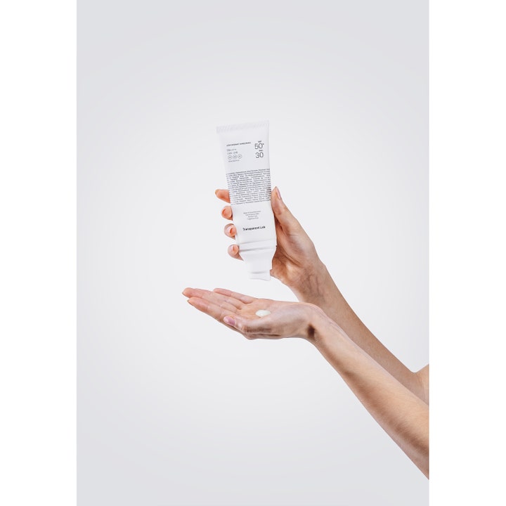 Niche Beauty Lab Transparent Lab Lightweight Sunscreen SPF50+ 100 ml solbeskyttelse med hvit kremtekstur påført på en hånd