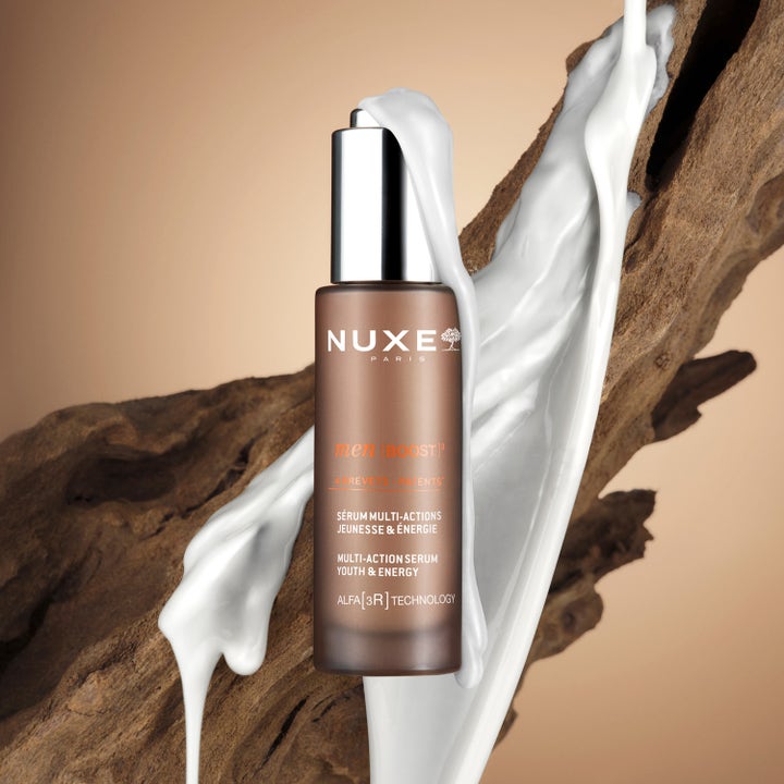 Nuxe Men Multi Action Serum 30 ml energigivende ansiktsserum i brun flaske med sølvdetaljer og hvit flytende tekstur