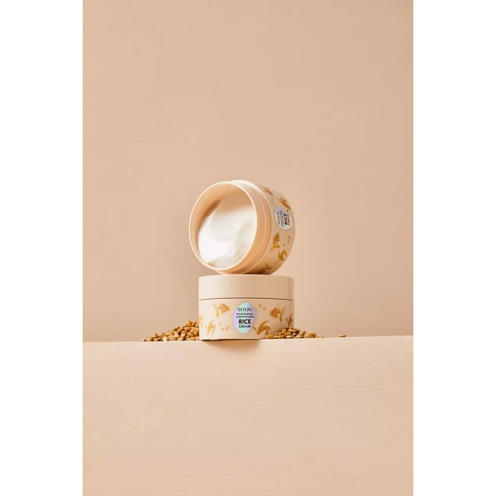 SOQU Rice Cream 70 ml fuktighetsgivende og glødgivende ansiktskrem i beige krukke med hvit tekstur og riskorn