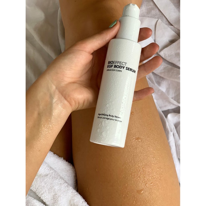 Bioeffect EGF Body Serum 120 ml fuktighetsgivende kroppsserum i hvit pumpeflaske vist på hud