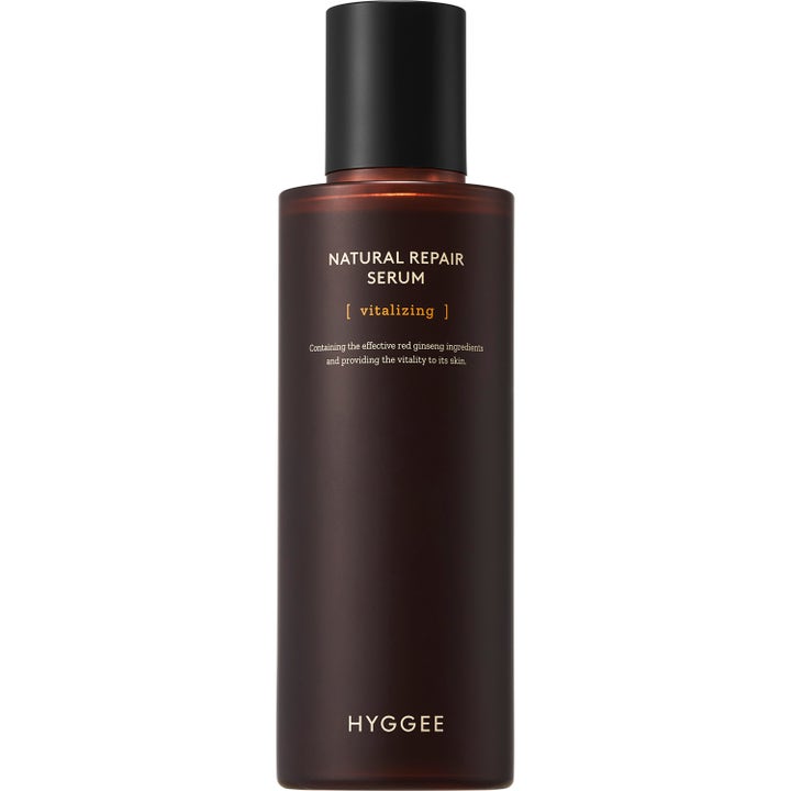 HYGGEE Natural Repair Serum vitaliserende ansiktsserum med rød ginseng i en mørkebrun flaske med svart matt kork.