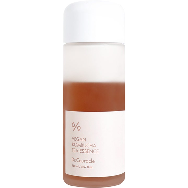 Dr.Ceuracle Vegan Kombucha Tea Essence 150 ml gir fuktighet med tofaset væske i en frostet glassflaske med hvitt lokk