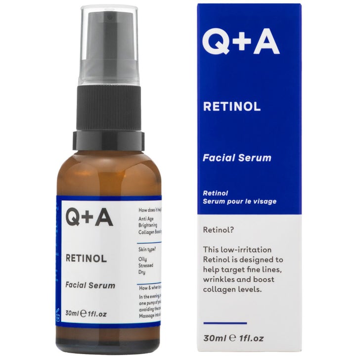 Q+A Retinol 0.2% Serum 30 ml ansiktsserum i brun glassflaske med pumpe og blå eske som motvirker rynker