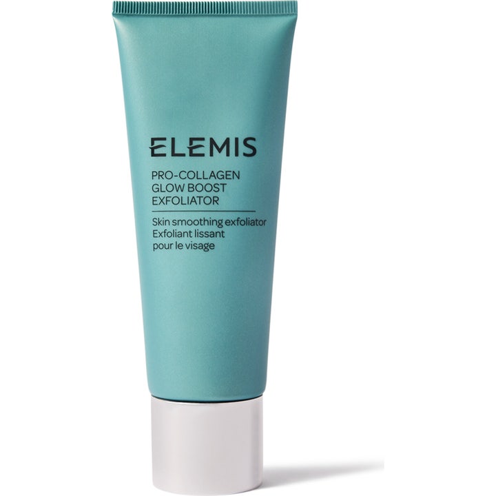 Elemis Pro-Collagen Glow Boost Exfoliator ansiktsskrubb for glatt hud i en lyseblå tube med sølvfarget lokk.