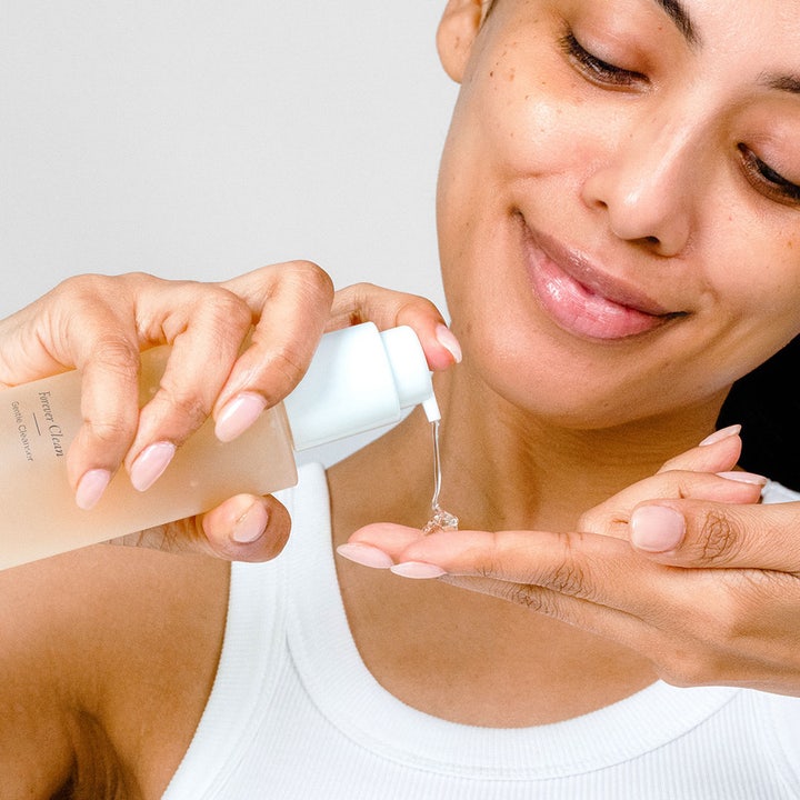 PÜR Forever Clean Gentle Cleanser 150 ml ansiktsrens som pumpes ut i hånden som en klar og lett gelé