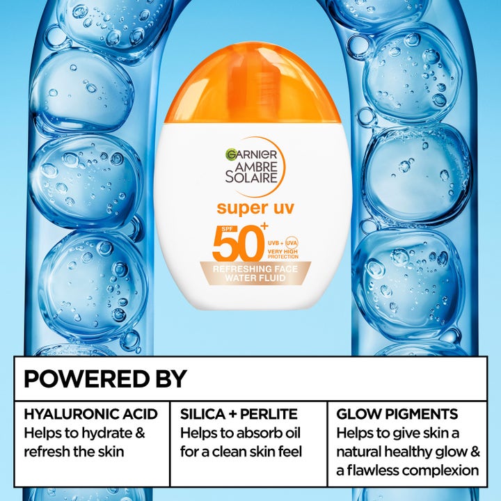 Garnier Ambre Solaire Super UV Refreshing Water Fluid 40 ml SPF 50+ solkrem i hvit flaske omgitt av vannbobler