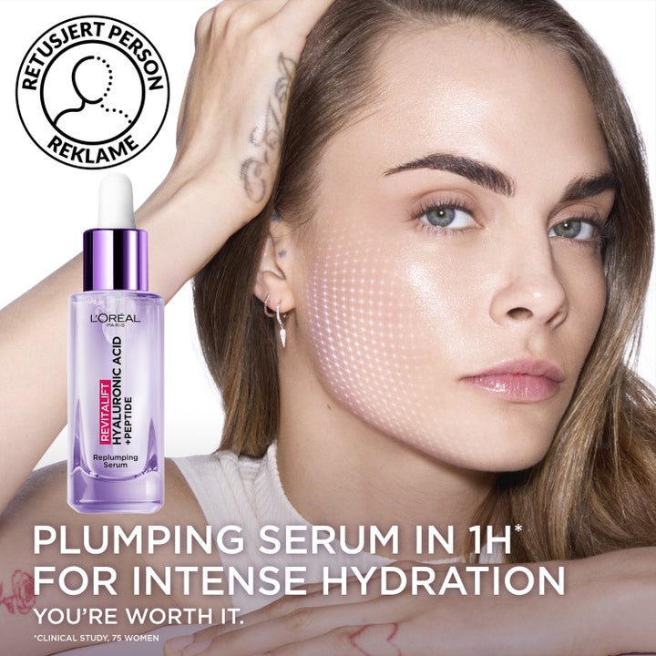L'Oréal Paris Revitalift Filler Hyaluronic Serum 30 ml gir fuktighet vist på modell med glødende hud.
