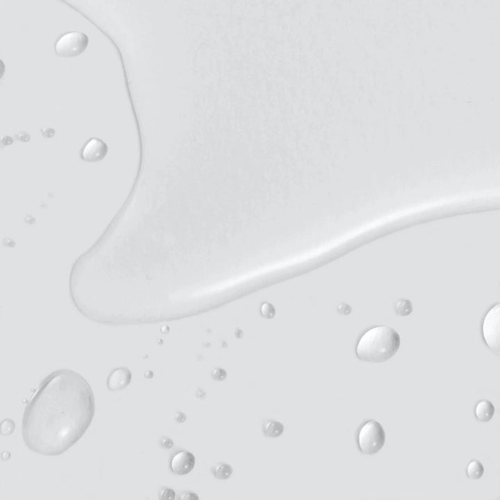 Dermalogica Retinol Clearing Oil Duo ansiktsolje med retinol viser en klar flytende tekstur og dråper mot urenheter.