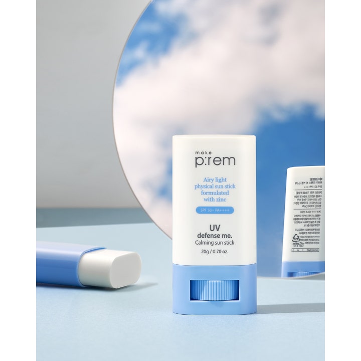 Make Prem UV Defense Me Calming Sun Stick 20 g beroligende solstift med sink og SPF 50+ i lyseblå hylse foran speil.