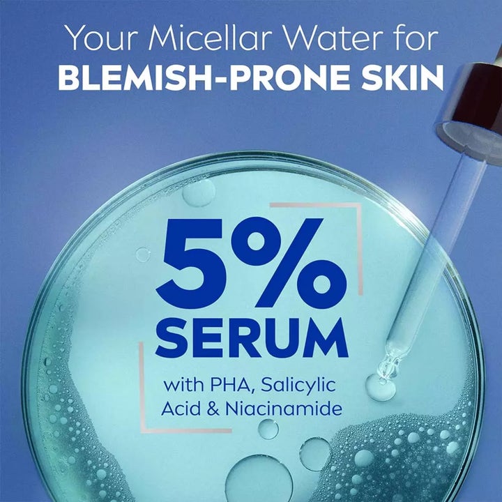 Nivea Derma Skin Clear Micellar Water 400 ml ansiktsrens med 5 % serum av PHA og salisylsyre i en petri-skål.