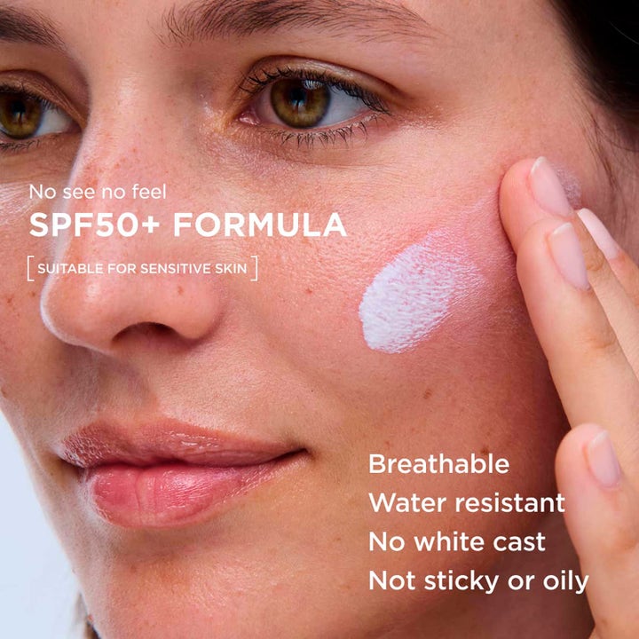 Clarins UV Plus Anti-Pollution Translucent 30 ml solkrem med SPF 50+ som påføres huden uten å etterlate hvite merker