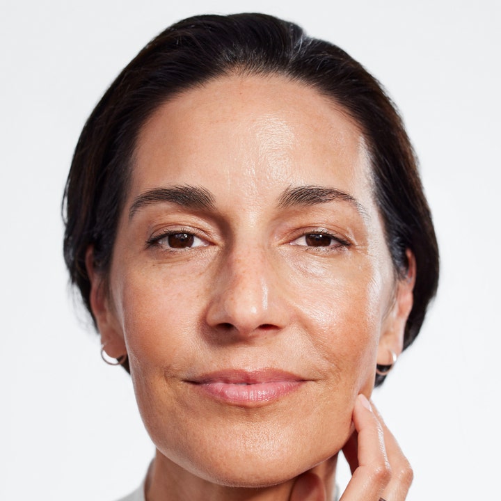 Clinique Smart Clinical Repair SPF30 50 ml rynkekorrigerende ansiktskrem vist på en kvinne med moden hud.
