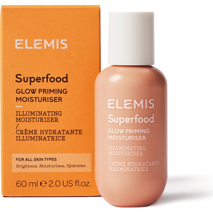 Elemis Superfood Glow Priming Moisturiser 60 ml fuktighetskrem i ferskenfarget flaske med hvit kork og eske.