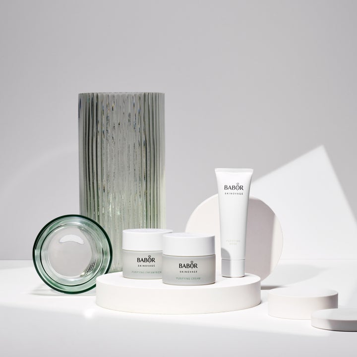 Babor Purifying Cream rich 50 ml pleiende dagkrem i krukke plassert i et minimalistisk miljø med hvite podier