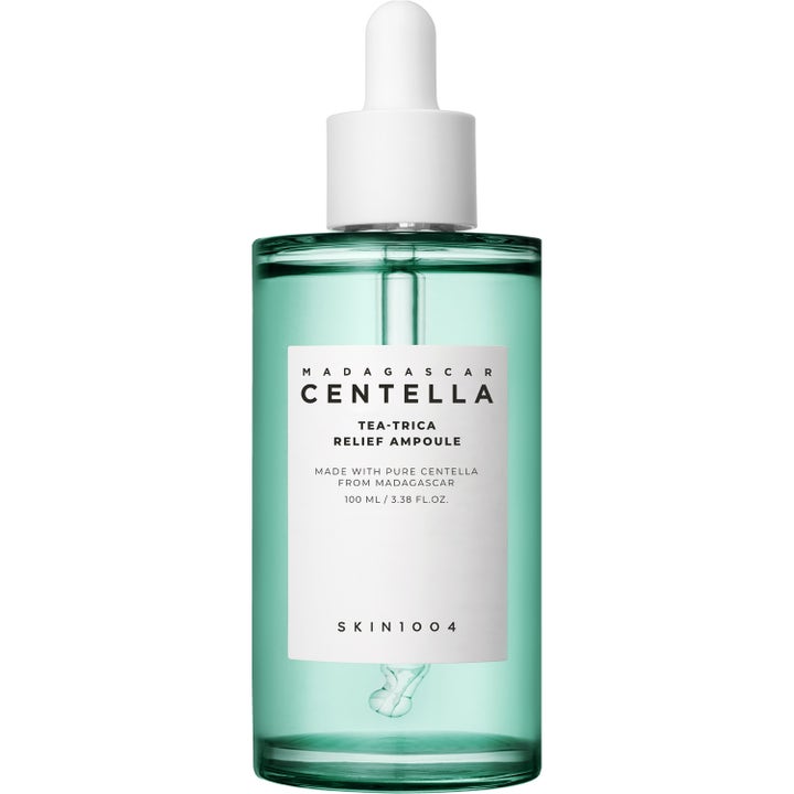 SKIN1004 Madagascar Centella Tea-Trica Relief Ampoule 100 ml beroligende serum i grønn glassflaske med hvit pipette