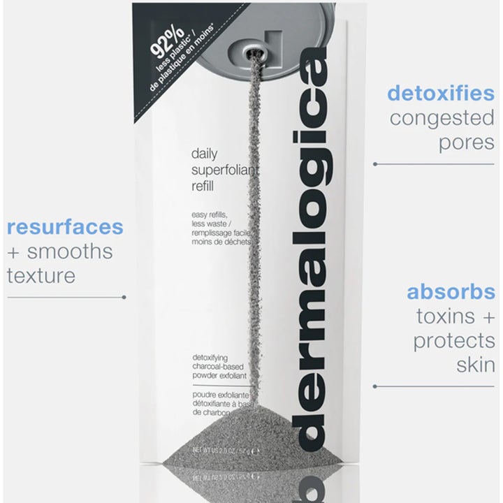 Dermalogica Daily Superfoliant Refill 57 g ansiktspeeling som helles fra en hvit pose med grått kullpulver