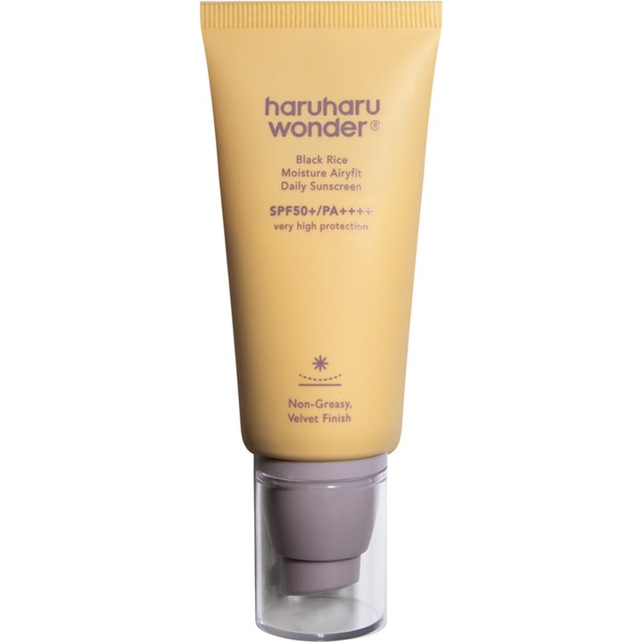Haruharu Wonder Black Rice Moisture Airyfit Daily Sunscreen SPF50+ fuktighetsgivende solkrem i gul tube med lilla pumpe