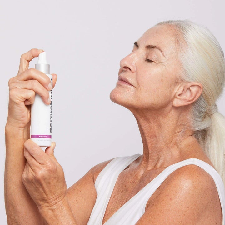 Dermalogica Antioxidant Hydramist Duo 2 x 150 ml fuktighetsspray som en kvinne sprayer over ansiktet for glød