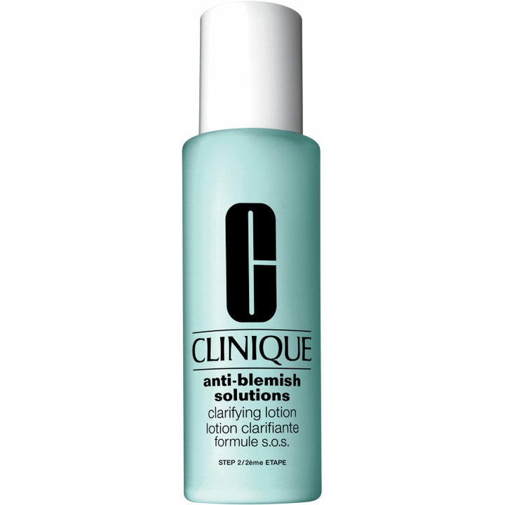 Clinique Anti-Blemish Solutions Clarifying Lotion renser huden i en lys blå frostet plastflaske med hvitt lokk