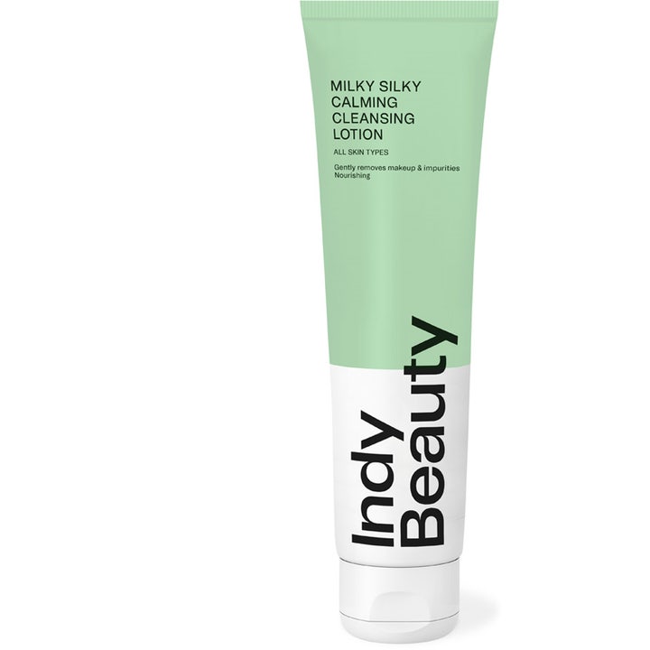 Indy Beauty Milky Silky Calming Cleansing Lotion beroligende ansiktsrens i en lysegrønn og hvit tube som fjerner sminke.